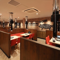 【総席数90席！】ゆったり広々とした空間になっておりますので、会社での飲み会をはじめ仲間同士でのお食事や打ち上げ、ご家族でのお食事などに最適！また当店は匂いが付きにくい無煙ロースターを完備。席の間隔も空いておりますので、お子様連れのお食事も周りを気にせずにお食事を楽しめることができます！