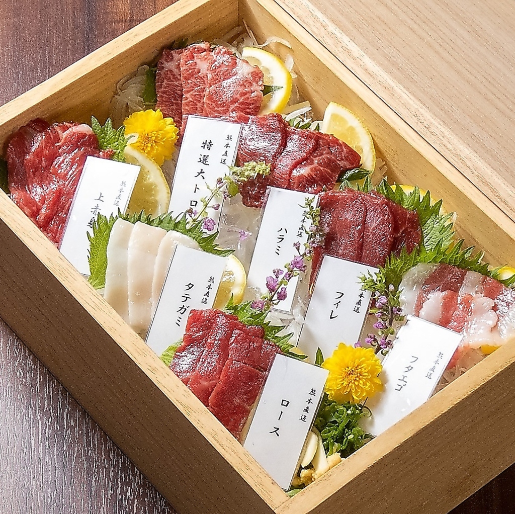 上赤身から希少なタテガミまで、鮮度抜群な馬肉の旨みを贅沢に食べ比べる至福の7種盛り合わせです。