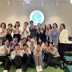 新入生歓迎会や送別会、会社の歓送迎会など、大人数の集まりはALMA grandeにお任せください。15名様から最大40名様まで、1フロア貸切を承ります。周囲を気にせず、皆様だけの時間をお楽しみいただけます。飲み放題付きのコースもございます。会場選びに悩む幹事様、ご検討ください。心に残る特別な一日をお過ごしください。