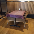 4名様のテーブル席。お席の移動・連結可能ですので、お客様の人数に合わせたお席をご用意いたします。