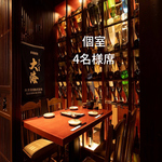 焼酎セラーを眺めながらゆったり過ごしていただける当店人気の個室席。