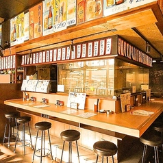 一人でも気軽に立ち寄れる、あたたかみのあるカウンター席。職人の手さばきを間近で見ながら楽しむ食事は格別です。お仕事帰りの一杯にも、気ままな晩ごはんにもぴったりな泉中央の人気スポット。