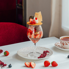 THEコンダーパフェ　いちごとチョコレートのパフェ