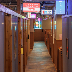 細長い通路の両側にズラリと並ぶ個室ブースは、まるで昭和の屋台横丁を思わせる懐かしさと賑やかさ。頭上にはネオンが灯り、歩くだけで楽しい気分に。仲間との飲み会や会社帰りの一杯にもぴったりな、開放感と個室感のバランスが魅力です。