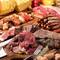 炭火の香ばしさが広がる自慢の肉料理を堪能