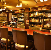 栄駅と新栄町駅の間にある、雑居ビル内の隠れ家タイ料理店です。店内は赤と黒を基調としたシックなバーのような雰囲気。お一人様利用に最適なカウンター席、ゆったりとしたテーブル席を完備。お一人様のサク飲みやお仕事帰りの一杯のほかデリバリー・テイクアウトも可能です！