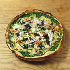 自家製ほうれん草ソースとズワイ蟹のモッツアレラチーズピザ