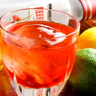 色鮮やかなカクテルは女性にも人気♪