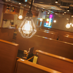 あたたかな照明が灯る店内は、どこか落ち着くレトロな雰囲気。木の仕切りに囲まれたブース席で、まわりを気にせずゆっくりと会話や食事を楽しめます。カジュアルながらも丁寧に設計された空間は、居心地の良さにこだわる大人にも好評です。