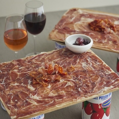 Di PUNTOといえば…元祖！イタリア産&スペイン産 生ハムとサラミのてんこ盛り＆ランブルスコの写真