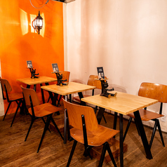 2名掛けのテーブル各種あり。