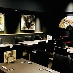 【4～12名様/テーブル席】仲間との打ち上げや女子会に。気兼ねなく盛り上がるなら。ちょっとした歓送迎会や、仕事終わりの「お疲れ様会」に。最大12名様まで囲めるテーブルなら、会話も弾んでお酒も進みます。皆様でワイワイと、心に残るひとときを。難しいことは忘れて、ただ楽しんでいただけたら嬉しいです。