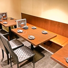 使い勝手の良い4人掛けテーブル席を4つご用意しています。店内は最大30名様までご利用いただけて、レイアウトも用途・人数に合わせて変更可能となっております◎心置きなくおくつろぎください。