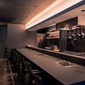 【デートなどに◎】カウンター席には、高性能な排煙設備付きの無煙ロースター(グリル)を完備しております。◎煙や匂いを気にすることなく、快適に焼肉をお楽しみいただけます。上質な空間で、焼肉の醍醐味を存分にご堪能ください。