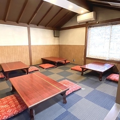 小さなお子様連れのご家族や、団体様でのご利用に最適な座敷席を10席ご用意しております。靴を脱いでリラックスできる空間で、心置きなくお食事を楽しめます。ゆとりのある作りで、３世代での食事や親戚の集まりにも最適です。