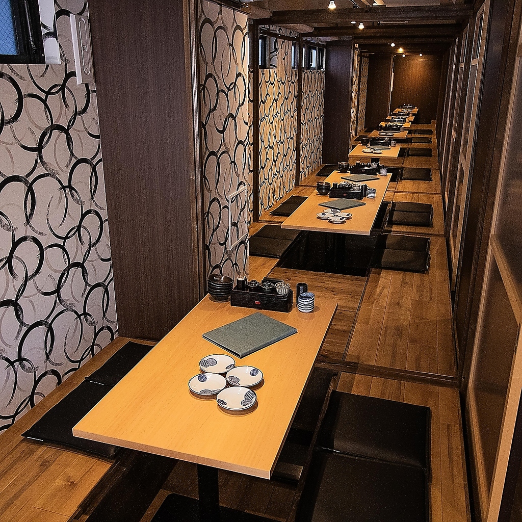 大人数での集まりに最適な広々とした個室もご用意！同窓会や接待、各種宴会にぴったりの空間です◎