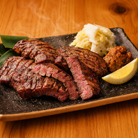 炭火香る厚牛切りステーキ、肉汁たっぷり贅沢なごちそう