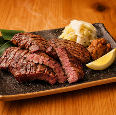 炭火香る厚牛切りステーキ、肉汁たっぷり贅沢なごちそう