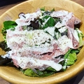 料理メニュー写真&nbsp;香り豚生ハムとグラナチーズ＆温泉卵のシーザーサラダ S