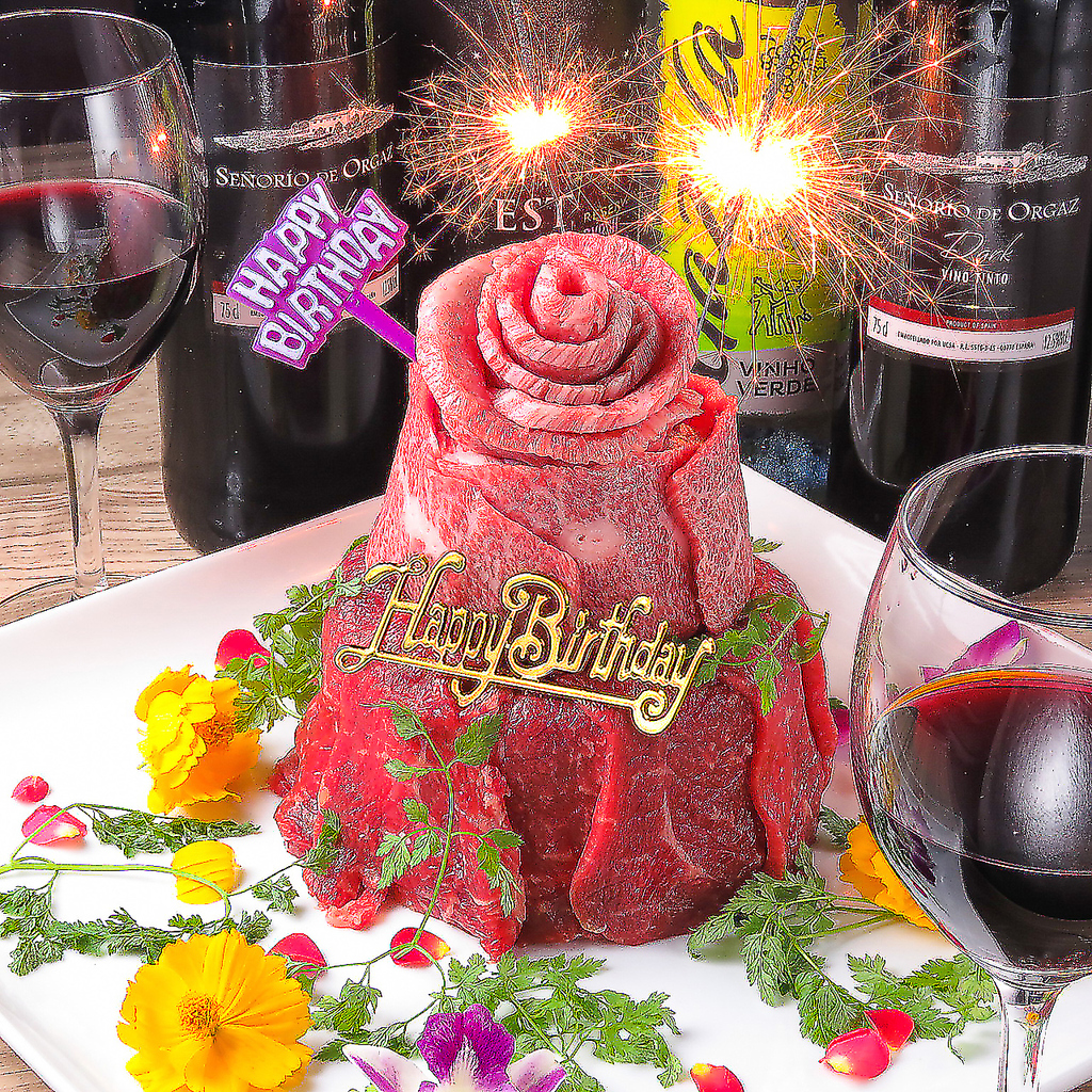 お祝いにサプライズ！クーポン利用で肉ケーキの演出もできます♪