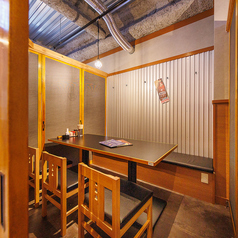 4名ほどの少人数に最適な半個室空間は、扉付きでしっかりプライベート感を確保。友人同士の集まりはもちろん、軽い打ち合わせやデートにも使える万能空間です。木目とスチールを合わせた無骨で清潔感ある内装も、気取らず過ごせる理由のひとつ。