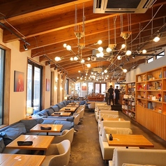 カジュアルに座れるお席となっておりますので、ぜひお気軽にお立ち寄りください。