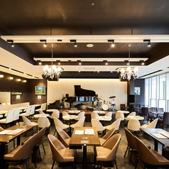 店内の中ほどにあるテーブル席です。少人数でのご利用はもちろん、複数の席を使うことで大人数のお客様もご案内可能です。ご宴会などに是非ご利用くださいませ。