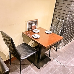 デート利用や友人とのお食事にもおすすめ◎コンパクトな2人掛けテーブル席もございます。落ち着いてお食事を楽しんでいただけるインテリアにこだわっています。自宅のような感覚でゆったりとお過ごしください。