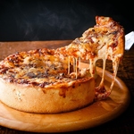 話題のシカゴピザ専門店。持ち上げたら溢れ出てくるチーズとオリジナルトマトソースが◎