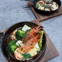 有頭エビとカマンベールチーズのアヒージョ