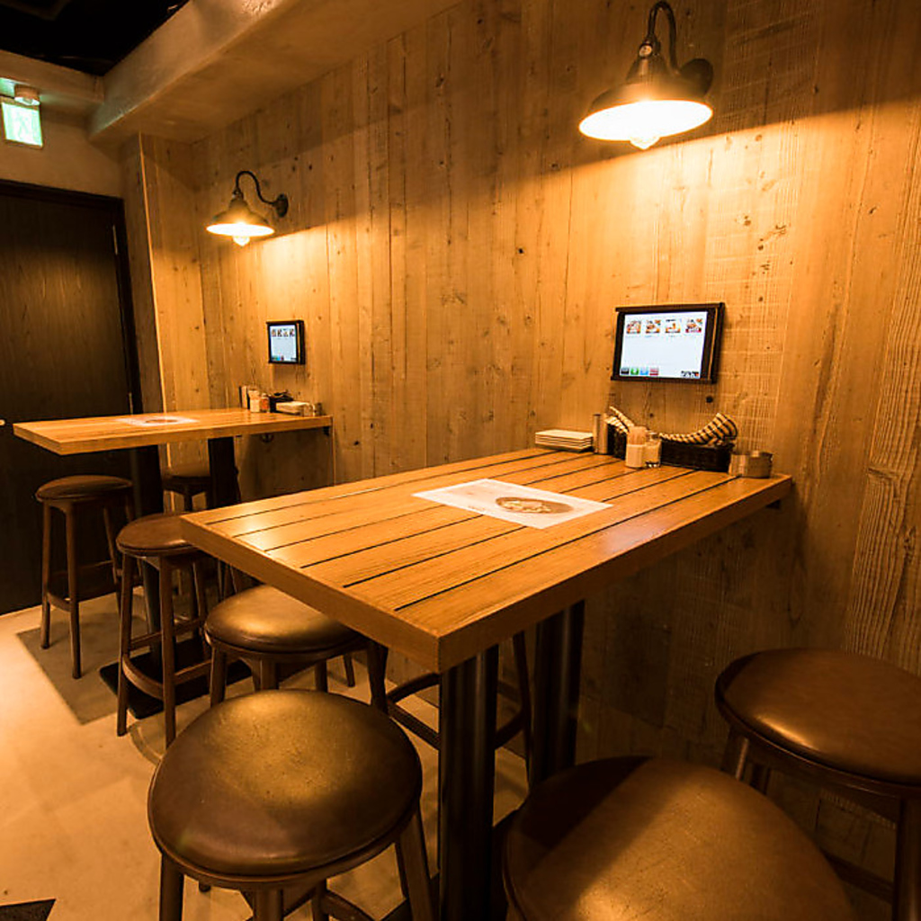 2名様~4名様までご利用できるテーブル席です！ 木に囲まれた落ち着いた雰囲気のお席！※画像は系列店