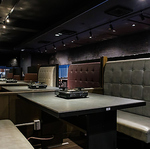 ゆったりとしたソファー席は、ご家族やご友人と心地よい時間を過ごせる特別な空間です。