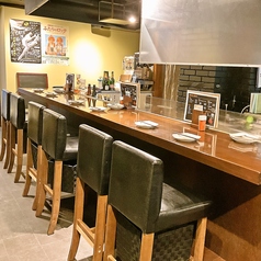 カウンター席も完備！鉄板の前なのでライブ感満載でお食事をお楽しみいただけます♪デート利用やご友人とのご利用におすすめのお席となっております！