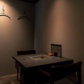 【2名様個室◎】全てのテーブル席には、高性能な排煙設備付きの無煙ロースター(グリル)を完備しております。◎煙や匂いを気にすることなく、快適に焼肉をお楽しみいただけます。上質な空間で、焼肉の醍醐味を存分にご堪能ください。