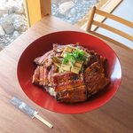 蒲焼七枚と白焼一枚を三キロのお米に乗せた「天うな盛り」もご用意！完食のチャレンジも開催中です。