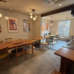 モーニングやランチをゆっくりと満喫できる、日当たりの良いテーブル席です。開放感のある店内で、こだわりのチャイを片手に優雅なひとときを過ごせます。横浜の喧騒を忘れさせてくれるような、穏やかで静かな空気が流れる特等席。お洒落なインテリアを眺めながら、心休まるリフレッシュタイムをどうぞ。
