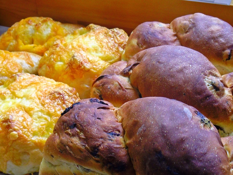 社会福祉法人の運営する自家製パンとランチが食べれるカフェ。自家製パンの販売あり。