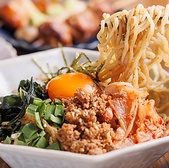 ミルフィーユ風串カツや〆の台湾まぜそばなど一品料理も充実！の写真