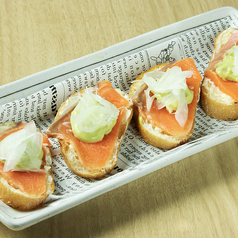 サーモンとアボカドのブルスケッタ