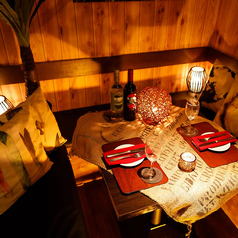 落ち着いた雰囲気の個室は、デートや女子会にぴったり。木の温もりを感じるモダンな内装に、やわらかな照明が心地よく灯ります。少人数から利用でき、周囲を気にせずゆっくりとお食事を楽しめるのが魅力。特別な日のお食事や接待などにも最適です。上野駅から徒歩1分とアクセスも抜群。