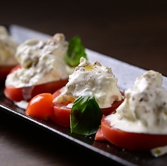 ストラッチャテッラのカプレーゼ（ミルキーモッツアレラのとろけるカプレーゼ）