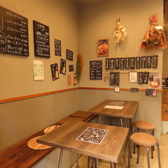 全14席の店内は、少人数での店舗貸切も大歓迎!周りを気にせずワイワイ楽しめる完全プライベート空間です。TV・プロジェクターも完備しており、打ち上げや各種パーティーに最適◎