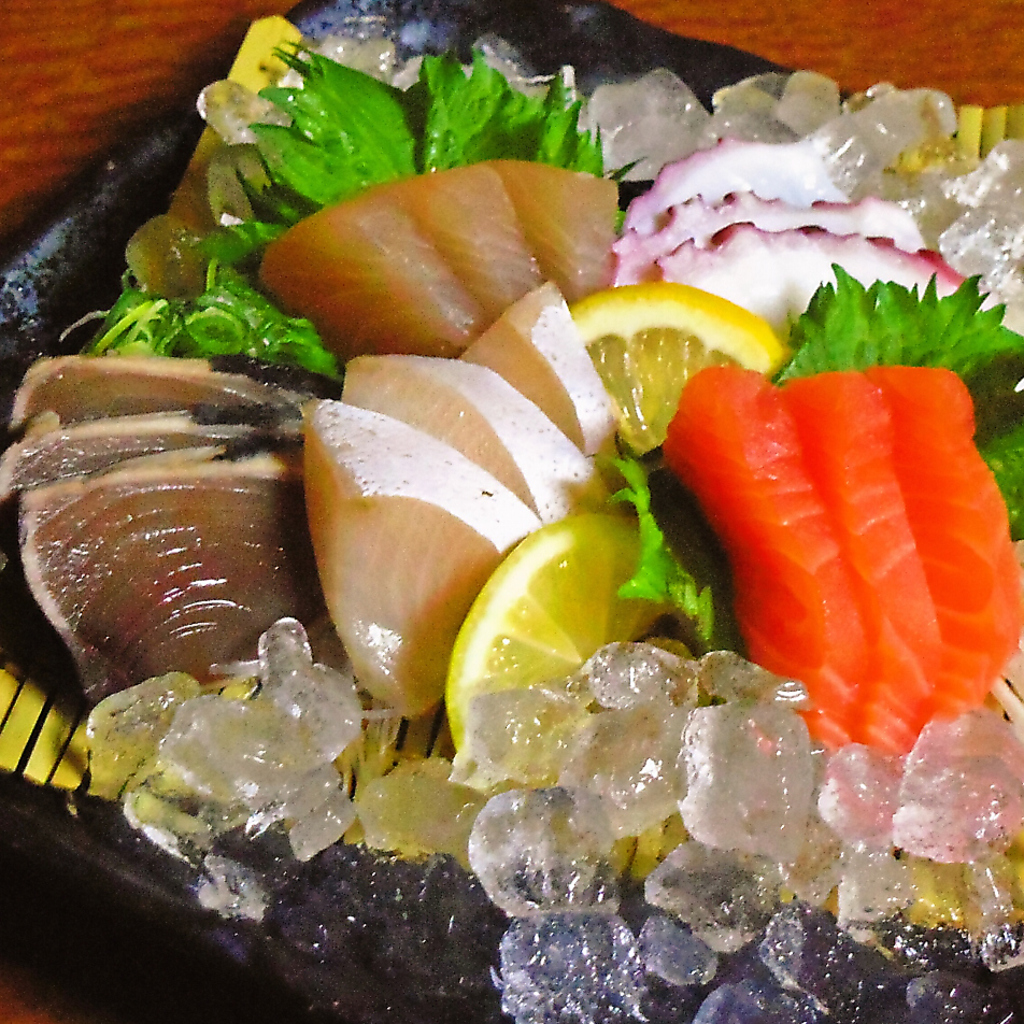 その日の朝に仕入れた新鮮なお魚で作るぷりぷりのお刺身盛り合わせ！旬の素材の味をぜひ味わって♪