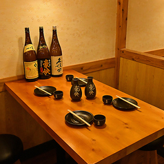 《2~4名様向け》少人数利用にもおすすめ◎2名様から4名様でのご利用に最適な、落ち着いたお席をご用意しております。 親しいご友人との語らいや、大切な方とのデートなど、少人数でゆったりと過ごしたい夜に最適です。 周りを気にせず、美味しいお料理と会話をごゆっくりお楽しみください。