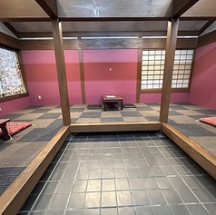 10名様まで利用可能な座敷席は、親しい方々との集まりや、お子様連れの利用に最適です。最大45名様までの貸切も可能で、大人数での各種ご宴会をネパール調度品が彩る空間でお楽しみいただけます。