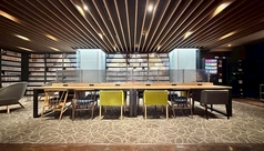 【ラウンジ席】お気軽に滞在したい!そんなときはラウンジ席がおすすめです。マンガを読む、簡単に休憩する、カレーを食べる、リモートワークなどにおすすめです。