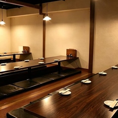 【大人数プライベート個室】48~60名様でもゆったりとお座りいただけるテーブル個室。大切なお客様を迎えての接待やビジネス仲間との会食、お仕事仲間との歓送迎会や忘年会はもちろん、ご家族・親族でのお食事などにもご利用ください。ご宴会は飲み放題付が断然おトク。ゆったり大切な時間を価値あるものを♪