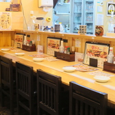 会話とお食事をゆったり楽しめるカウンター席。