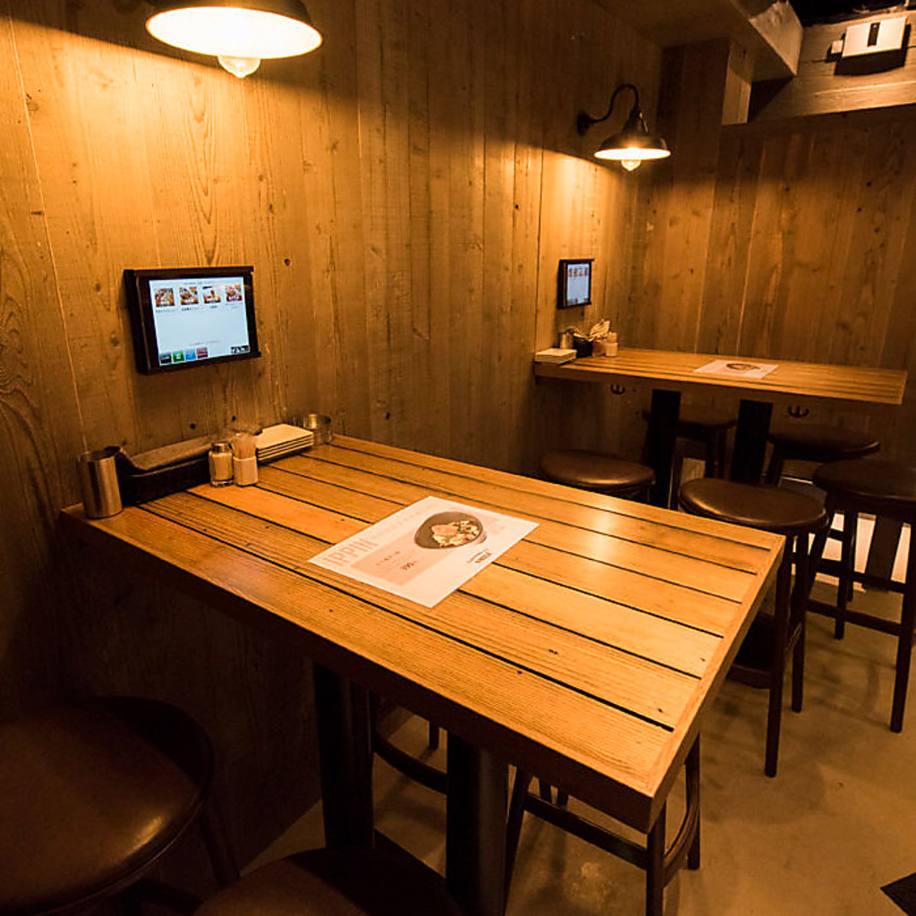 2名様~4名様までご利用できるテーブル席！ 木に囲まれた落ち着いた雰囲気のお席です！※画像は系列店