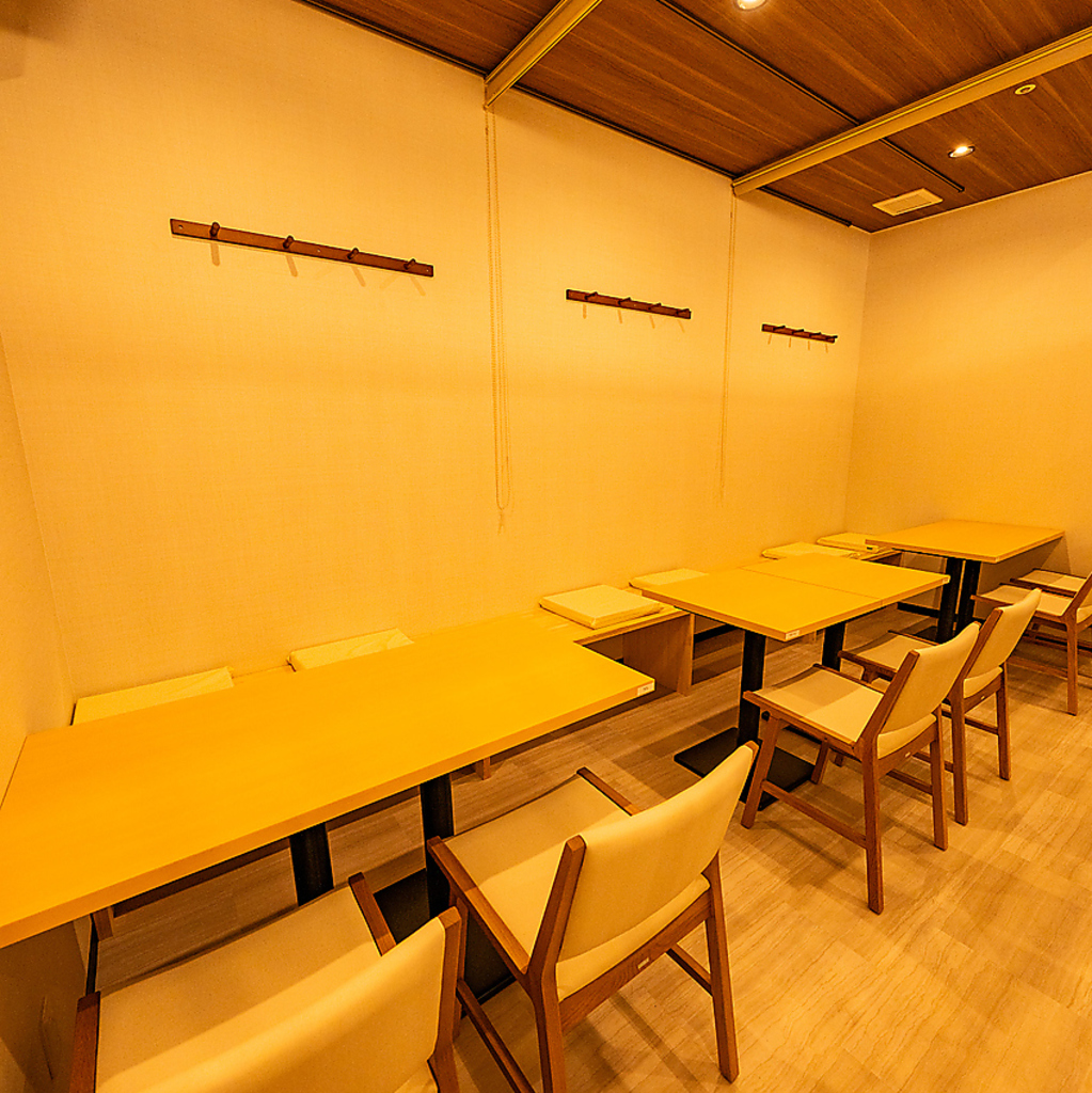 清潔で落ち着いた店内。テーブル席もございますので仕事終わりに同僚の方とのチョイ飲みも最適です☆